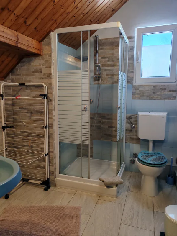 4 fős apartman fürdőszoba 1